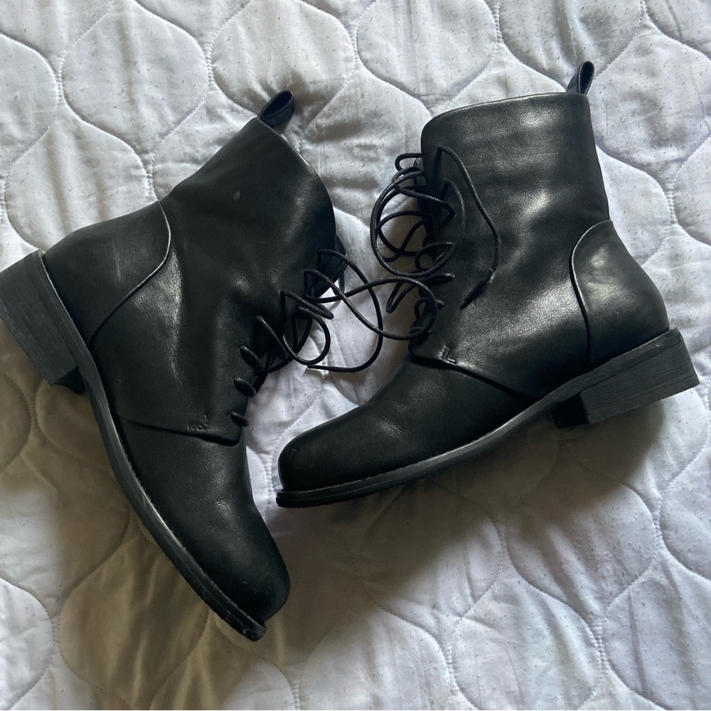 black mid-rise fashion boots